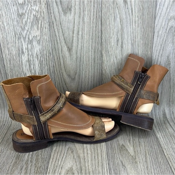 Stylish Brown Leather Sandals with Ankle Strap - Picture 6 of 10